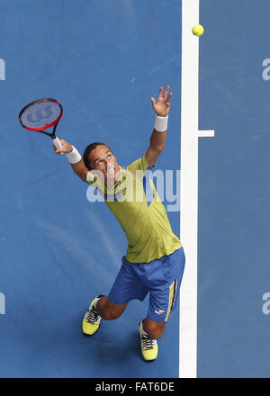 Perth, Australie. 4 janvier, 2016. ALEX DOLGOPOLOV (UKR) sert la balle contre JACK SOCK (USA) au cours de la men's singles sur Jour 2 à la Hopman Cup tournoi de tennis à Perth, Australie. Credit : Theron Kirkman/ZUMA/Alamy Fil Live News Banque D'Images