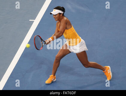 Perth, Australie. 4 janvier, 2016. HEATHER WATSON (GBR) renvoie un revers contre CAROLINE CARCIA (FRA) au cours de la féministe des célibataires sur Jour 2 à la Hopman Cup tournoi de tennis à Perth, Australie. Credit : Theron Kirkman/ZUMA/Alamy Fil Live News Banque D'Images