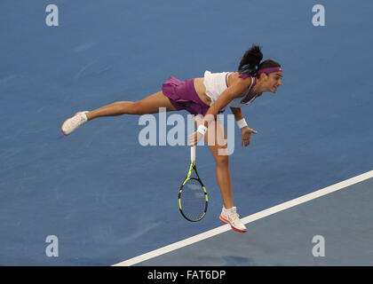 Perth, Australie. 4 janvier, 2016. CAROLINE CARCIA (FRA) sert la balle contre HEATHER WATSON (GBR) au cours de la féministe des célibataires sur Jour 2 à la Hopman Cup tournoi de tennis à Perth, Australie. Credit : Theron Kirkman/ZUMA/Alamy Fil Live News Banque D'Images