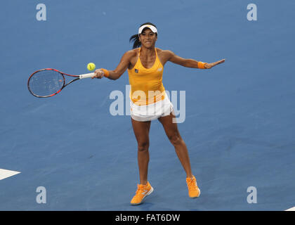 Perth, Australie. 4 janvier, 2016. HEATHER WATSON (GBR) renvoie un servir de CAROLINE CARCIA (FRA) au cours de la féministe des célibataires sur Jour 2 à la Hopman Cup tournoi de tennis à Perth, Australie. Credit : Theron Kirkman/ZUMA/Alamy Fil Live News Banque D'Images