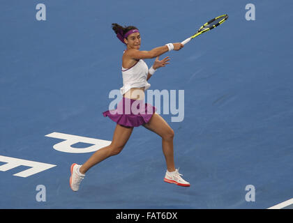 Perth, Australie. 4 janvier, 2016. CAROLINE CARCIA (FRA) renvoie un servir contre HEATHER WATSON (GBR) au cours de la féministe des célibataires sur Jour 2 à la Hopman Cup tournoi de tennis à Perth, Australie. Credit : Theron Kirkman/ZUMA/Alamy Fil Live News Banque D'Images