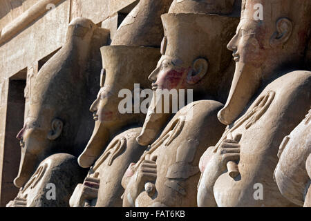 Statues osirienne à temple funéraire de la reine Hatshepsout / Djeser-Djeseru à Deir el Bahari près de Vallée des Rois, Louxor, Egypte Banque D'Images