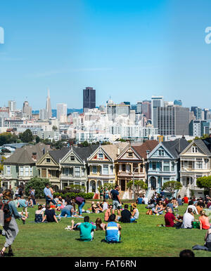 Les touristes, rangée de maisons victoriennes, belles dames, Carte postale rangée, Alamo Square, Steiner Street, San Francisco, California, USA Banque D'Images