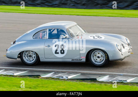 Porsche 356 de 1953 appartenant à Howard Donald et conduite par Chris Harris au Goodwood Revival de 2015 Banque D'Images