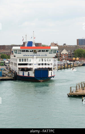 Le terminal de ferry Wightlink Portsmouth Harbour au Royaume-Uni avec un ferry amarré dans les docks Banque D'Images