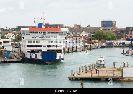 Le terminal de ferry Wightlink Portsmouth Harbour au Royaume-Uni avec un ferry amarré dans les docks Banque D'Images