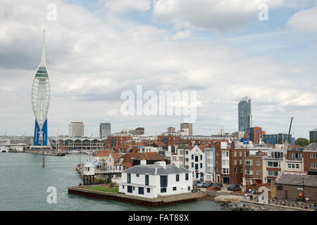 Une vue sur le port de Portsmouth et l'entrée du port de la mer sur l'image y compris la Spinnaker Tower Building Banque D'Images