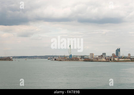 Une vue sur le port de Portsmouth et l'entrée du port de la mer sur l'image y compris la Spinnaker Tower Building Banque D'Images