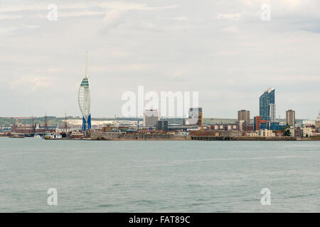 Une vue sur le port de Portsmouth et l'entrée du port de la mer sur l'image y compris la Spinnaker Tower Building Banque D'Images