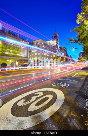 30 signer voie cyclable à la rue Alcala. Madrid, Espagne. Banque D'Images