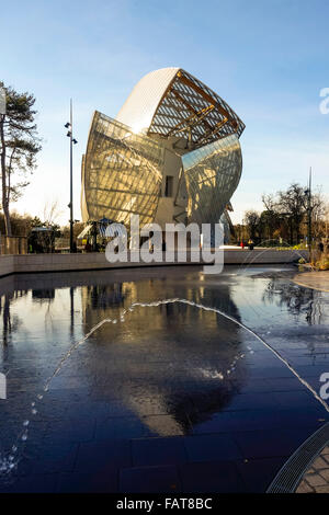 Fondation Louis Vuitton, par l'architecte Frank Gehry, art museum et centre culturel au Bois de Boulogne, Paris, France. Banque D'Images