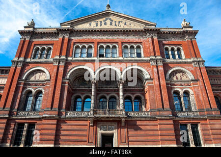Vue sur le Victoria and Albert Museum depuis la cour, London, UK Banque D'Images