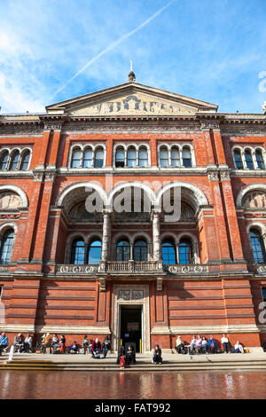 Les visiteurs dans le courtyerd du Victoria and Albert Museum, le John Madejski Garden, London, UK Banque D'Images