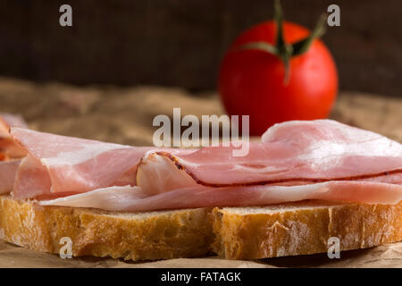 Sandwich ouvert avec jambon de porc sur le papier Banque D'Images