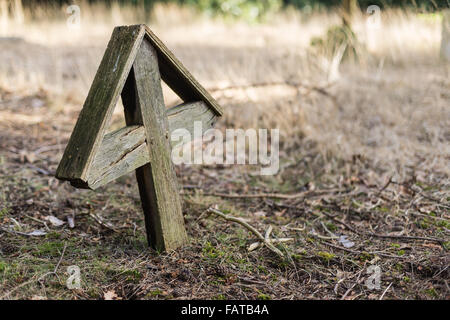 Pierre tombale croix en bois inhabituels Banque D'Images