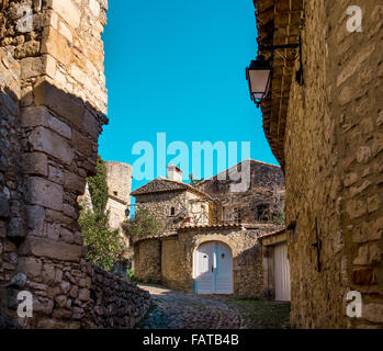 La rue vide de la Roque-sur-Cèze, c'est très pittoresque village sur un piton rocheux dans le sud de la France Banque D'Images