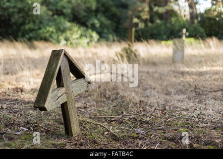 Pierre tombale croix en bois inhabituels Banque D'Images
