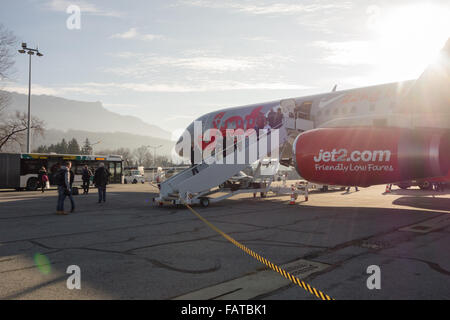 Les passagers débarquant d'avion Jet2 à l'aéroport de Chambéry, France Banque D'Images