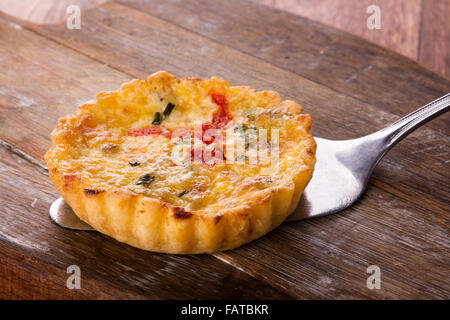 Une variété de délicieuses pâtisseries savoureuses bouchées et servi sur une planche de bois. Banque D'Images