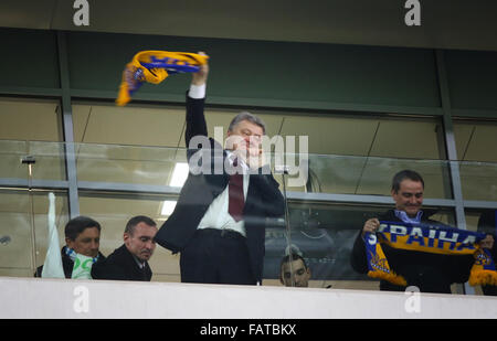 LVIV, UKRAINE - le 14 novembre 2015 : Président de l'Ukraine Petro Poroshenko regarde le match de football entre l'Ukraine et la Slovénie Banque D'Images