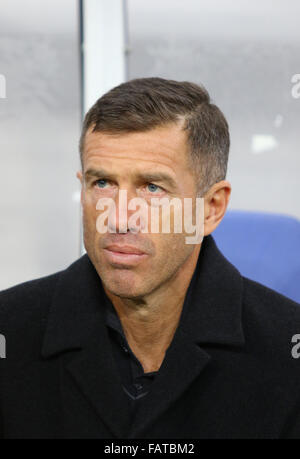 LVIV, UKRAINE - le 14 novembre 2015 : Entraîneur de l'équipe nationale de football slovène Srecko Katanec regarde pendant l'UEFA EURO 2016 P Banque D'Images