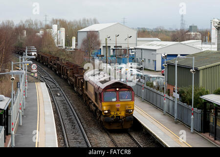 Freight train dans Coleshill Parkway, Warwickshire, UK Banque D'Images