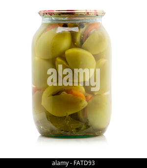 Les tomates vertes marinées en conserve dans un bocal en verre isolé sur le fond blanc. Banque D'Images
