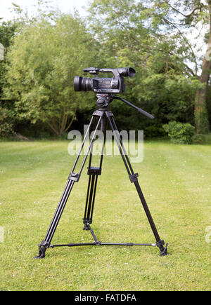 Caméscope professionnel HD sur trépied Banque D'Images