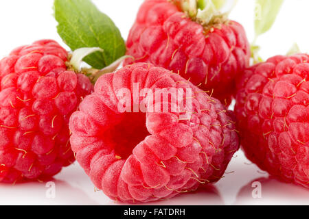 Framboises isolé sur le fond blanc. Banque D'Images