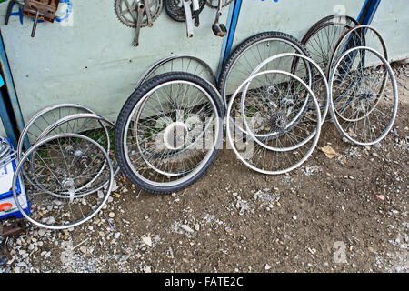 Les roues de secours pour bicyclettes vendues sur le marché aux puces. Banque D'Images