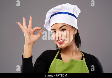 Happy woman cook faire OK S'identifier sur fond gris Banque D'Images