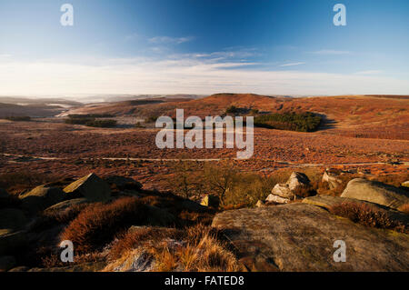 La vue à l'ouest de Burbage Rocks à Higger Tor dans le Peak District National Park Banque D'Images