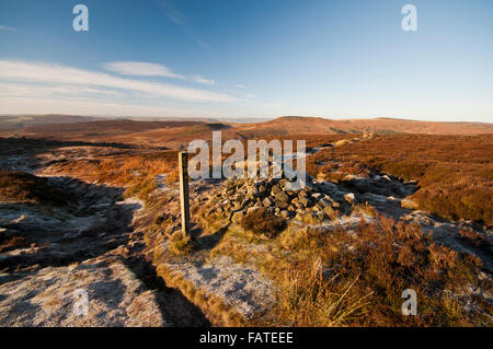 La vue à l'ouest d'un grand cairn sur Burbage Moor dans le Peak District National Park Banque D'Images