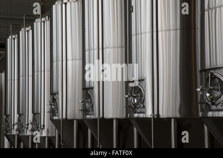 Les cuves de fermentation de l'alcool en acier inoxydable dans une brasserie. Banque D'Images