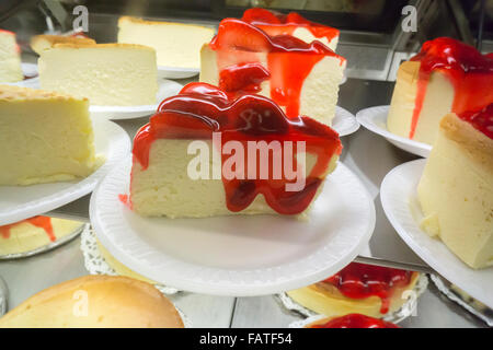 Cheesecakes sont vus dans un affichage dans une épicerie fine à New York le dimanche, Décembre 27, 2015. (© Richard B. Levine) Banque D'Images