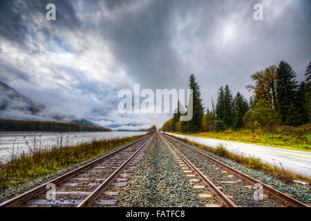 Les voies de chemin de fer qui traverse les montagnes de la Colombie-Britannique, Canada Banque D'Images