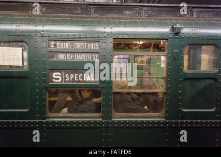 Les New-yorkais, les touristes et les amateurs de métro billet sur un MTA vintage Train Nostalgie Noël ride le Dimanche, Décembre 27, 2015. Les sangles, des ventilateurs de plafond et sièges en rotin sont très loin de l'air conditionné et de plastique dans les wagons de métro moderne. La Metropolitan Transit Authority a plusieurs de ces trains pour les différentes lignes de métro qu'ils mettent en service pour des occasions spéciales. Les trains normalement résider dans le New York City Transit Museum dans le centre-ville de Brooklyn où ils peuvent être visités tous les jours. (© Richard B. Levine) Banque D'Images