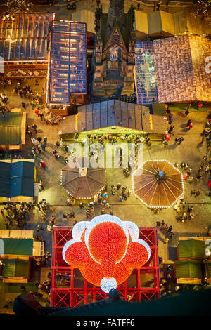 Le centre-ville de Manchester style Allemand Marchés de Noël 2015 dans Albert Square vue au-dessus de regarder sur bazar marché vendita Banque D'Images