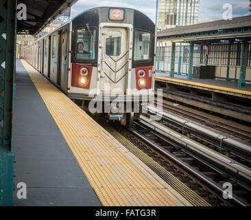 Une ligne de métro surélevé rinçage train arrive à la Cour Square station dans le Queens à New York, le samedi, 2 janvier 2016. (© Richard B. Levine) Banque D'Images