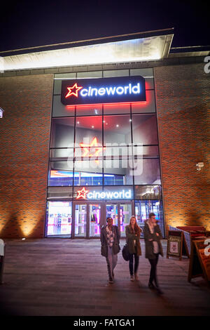 Cineworld ouvrir leurs dernières cinéma à Stoke on Trent avec une soirée VIP. manager Paul Foster Lord Mayor Jean Bower et la haute vi Banque D'Images