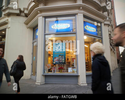 Une vitamine Shoppe store à New York, le vendredi, Janvier 1, 2016. (© Richard B. Levine) Banque D'Images