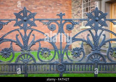 Garde-corps en fonte à l'extérieur d'une église dans les Midlands d'angleterre uk Banque D'Images