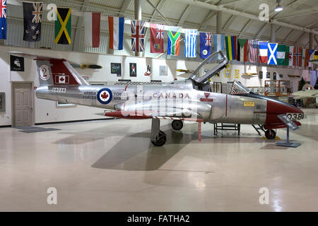 Une exposition à l'intérieur de la Canadian Warplane Heritage Museum de Hamilton, en Ontario. Un Canadair CL-41 1965 tuteur de l'ARC. Banque D'Images