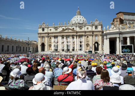 L'audience générale hebdomadaire avec le Pape François sur la Place Saint-Pierre au Vatican. Banque D'Images