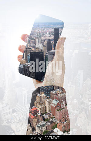 Hand holding smart phone et la ville de New York. Banque D'Images