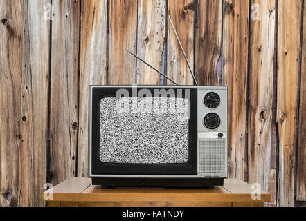 La télévision vintage avec mur en bois rustique et d'écran statique. Banque D'Images