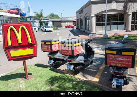 Scooters livraison McDonald's, les ressorts, la municipalité métropolitaine d'Ekurhuleni, la Province de Gauteng, Afrique du Sud Banque D'Images