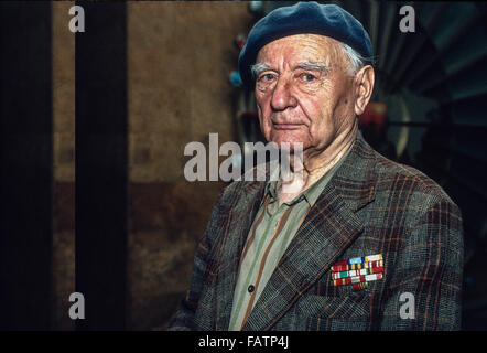 Une tête et épaules portrait of a World War II Vétéran soviétique portant un béret et un manteau de sport dans la région sibérienne de Banque D'Images