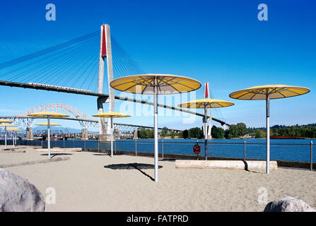 New Westminster, Colombie-Britannique, Canada - Plage urbaine à Westminster Pier Park et Skybridge, pont au-dessus de la rivière Fraser Patullo Banque D'Images