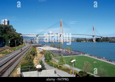 New Westminster, Colombie-Britannique, Canada - Westminster Pier Park, Skybridge, et Patullo Pont sur le fleuve Fraser Banque D'Images